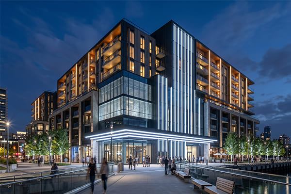 Facade lighting design with contrast and color temperature